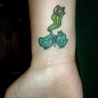 Due pulcini verdi con la stella tatuati sul polso