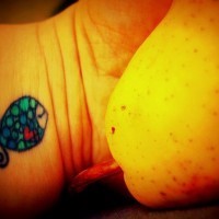 Le tatouage de poignet avec un poisson coloré