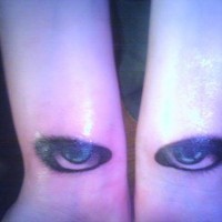 Tatuaje en dos muñecas ojos azules