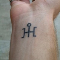 Le tatouage de poignet avec le symbole chimique d'Uranus
