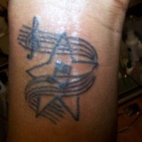 Le tatouage de poignet avec une étoile de la musique