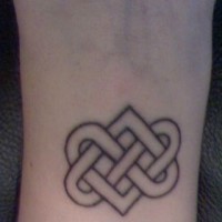 Le tatouage de poignet intérieur avec un entrelacs celtique