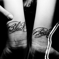 Inscripción en dos manos tatuaje en tinta negra