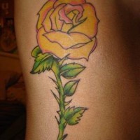 Preciosa rosa tatuaje en tinta amarilla y verde