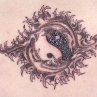 Tatuaje yin yang con dos delfines y cuadros