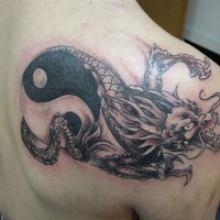 Tatuaje original yin yang el dragón negro