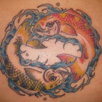 Tatuaje Yin yang con los peces rojo y  verde