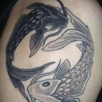 Tatuaje yin yang un par de peces-claro y oscuro