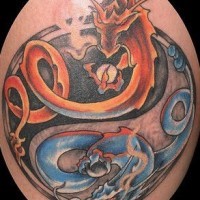 Tatuaje Yin yang con dos dragones furiosos