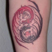 Tatuaje Yin yang con dos dragones en negro y rojo
