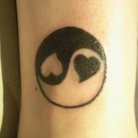 Bonito tatuaje Yin yang conlos corazones