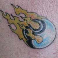 Tatuaje la cometa Yin yang con las llamas