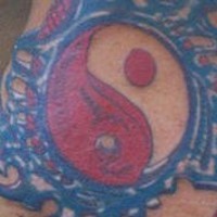 Yin-Yang-Tätowierung mit Blut und Wasserkreis