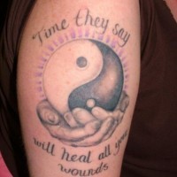 Tatuaje Yin yang en las manos con la inscripción