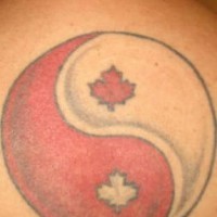 Tatuaje el signo yin yang en rojo y blanco con las hojas del arce