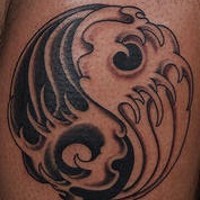 Tatuaje clásico los signos yin yang en negro y blanco