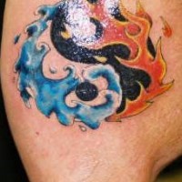 Tatuaje Yin yang  con elementos del agua y fuego en color