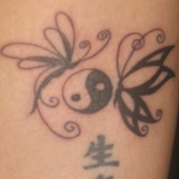 Le tatouage de yin yang avec des libellules