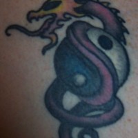 Tatuaje yin yang con dragón en tinta oscura