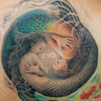 Tatuaje de dos sirenas haciendo el símbolo yin yang y el símbolo del infinito