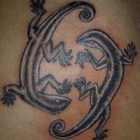 El tatuaje de dos lagartijas de color negro