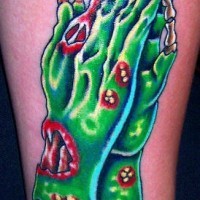 el tatuaje de las manos orantes de un zombie hecho en color