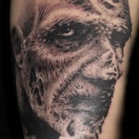 Tatuaje el rostro del hombre zombi en negro y blanco