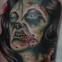 Tatuaje la mujer-zombi con la mirada severa