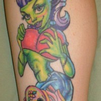 Tatuaje la chica zombi en tinta verde con dos calavera en las rosas