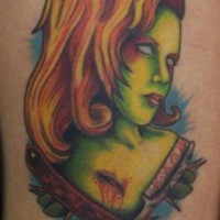 Tatuaje el retrato de la mujer-zombi en tinta verde