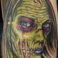 Tatuaje la cara de la vieja en tinta verde