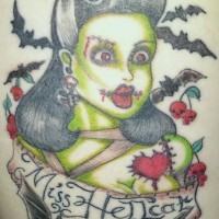 Tatuaje la señora-zombi con murciélagos
