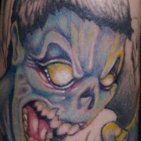 Tatuaje el zombi enojado en tinta azul