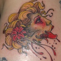 Tatuaje media cara de la zombi con una flor