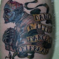 Tatuaje el zombi con la inscripciónl