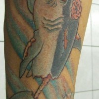 Tatuaje el tiburón-zombi