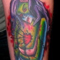 Tatuaje la mujer-zombie con las flechas metidas en el corazón