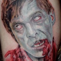 Tatuaje el restro del hombre-zombi en sangre