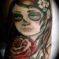 Tatuaje la chica-zombi con las rosas en las manos