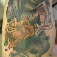 Tatuaje la cara femenina con una rosa