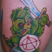 Tatuaje muy ridículo el oso tady-zombi en tinta verde