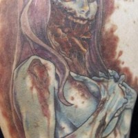 Tatuaje la mujer-zombi con las manos cruzadas en el pecho