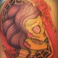 Tatuaje la cabeza de la zombi al fondo de la telerañaa