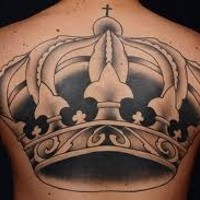 grande corona reale tatuaggio sulla schiena per uomo