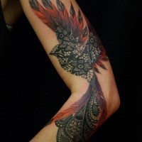 Tatuaje en el brazo, pájaro estilizado
