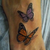 Tatuaje en la pierna, dos mariposas de colores amarillo y púrpura