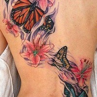 Tatuaje en la espalda, mariposas entre flores