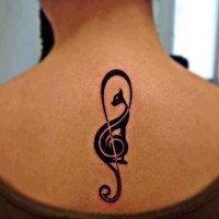 Tatuaggio piccolo sulla schiena il disegno del gatto in forma della chiave di viola