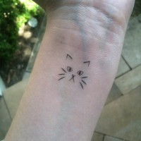 Minimalistisches Tattoo mit Katze am Handgelenk