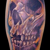 Crâne super détaillé le tatouage sur le bras